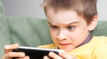 تأثيرات خطيرة.. دراسة طبية تحذر من منح الهواتف الذكية للأطفال في سن مبكر